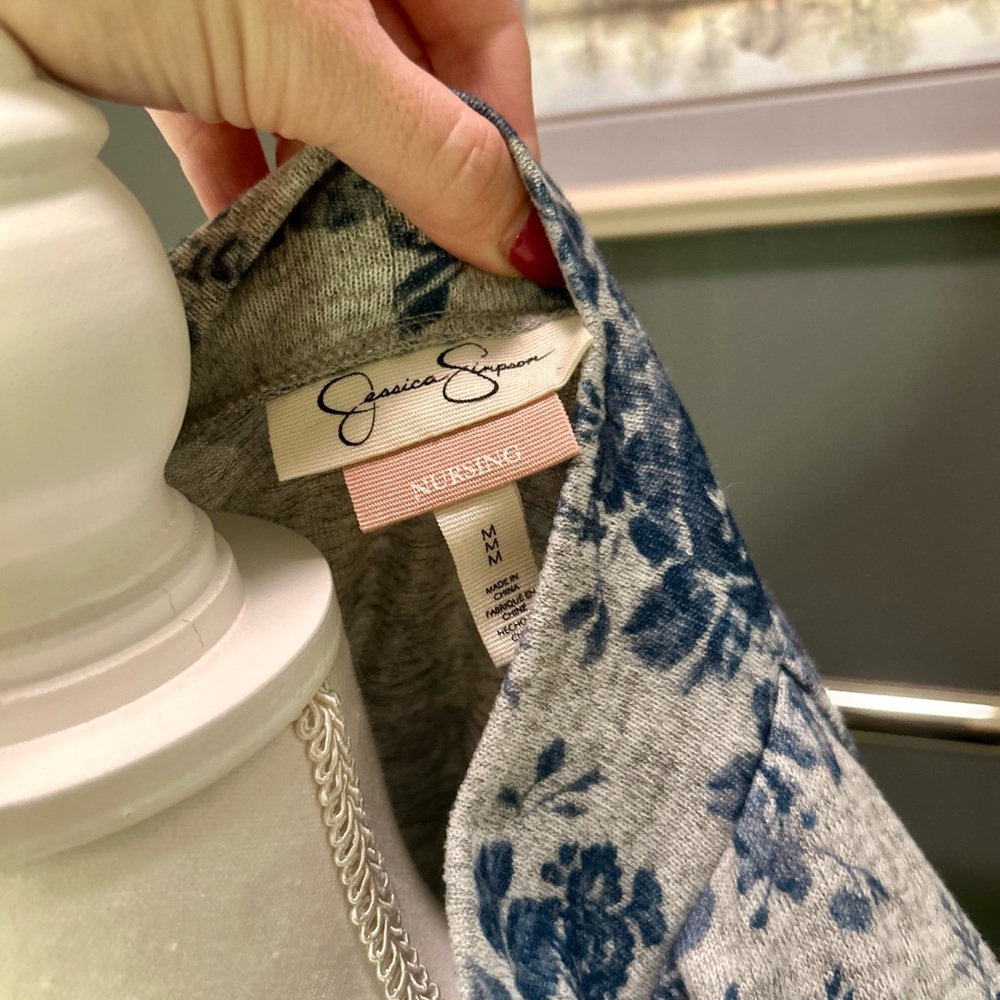 👩🏽‍🍼BEST NURSING SWEATER EVER. Size M Jessica Simpson. Multiple ways to wear. - Picture 6 of 15